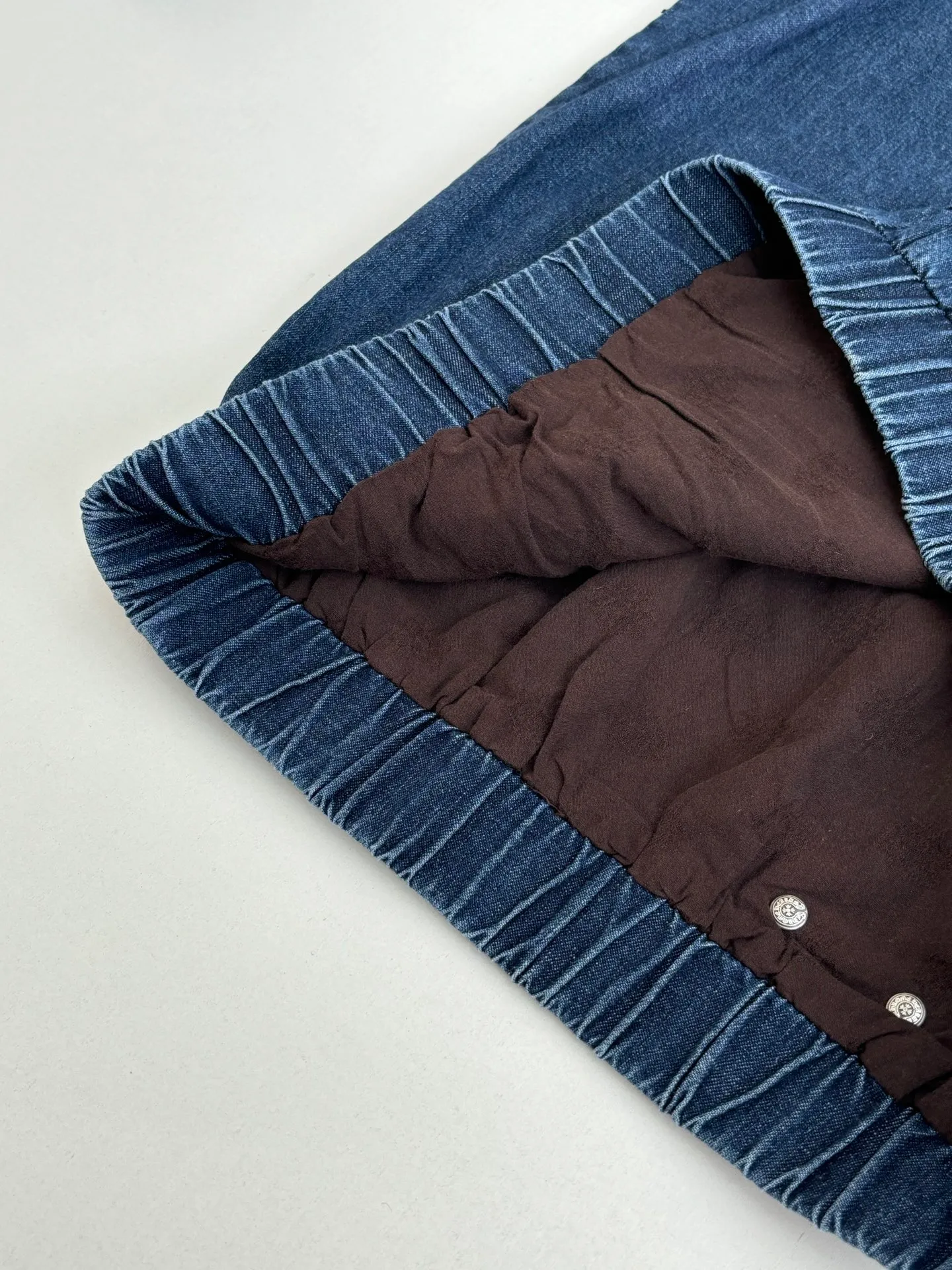 P770 Chrome Heart*/Chrome Heart Ch half-zip patchwork leather contrasting denim jacket. The original domestic spot purchase is 3.4W. The development cost is extremely high. The fabric is made of high-density pure cotton twill denim material imported from Italy. The jacquard lining requires a minimum order of 1,000 meters. The loss is huge. The printing is based on the original version and is hand-made glue printing. The focus is on hand-sewing sheepskin crosses. The gold content is extremely high. Real antique silver chain heads (key points: zipper pullers are sprayed with silver to make them old). Size: S/M/L